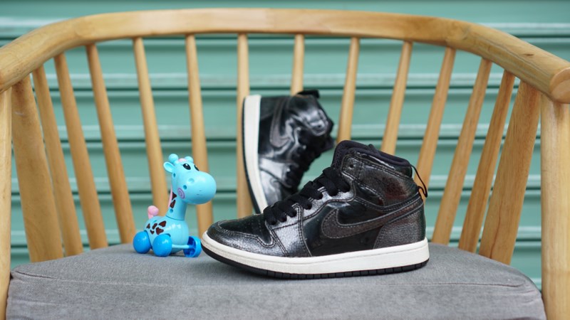 Giày trẻ em Jordan 1 Glossy black (KG) 705303-017 - 29.5