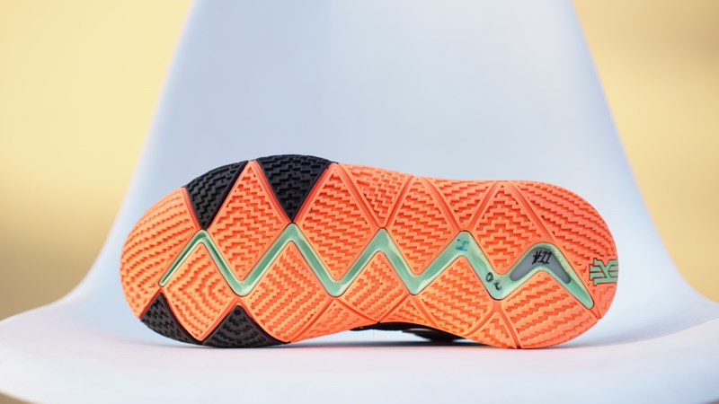 Giày bóng rổ Nike Kyrie 4 Black Silver 943806-010 2hand 4 Giày bóng rổ Nike Kyrie 4 Black Silver 943806-010 2hand - Ảnh 4