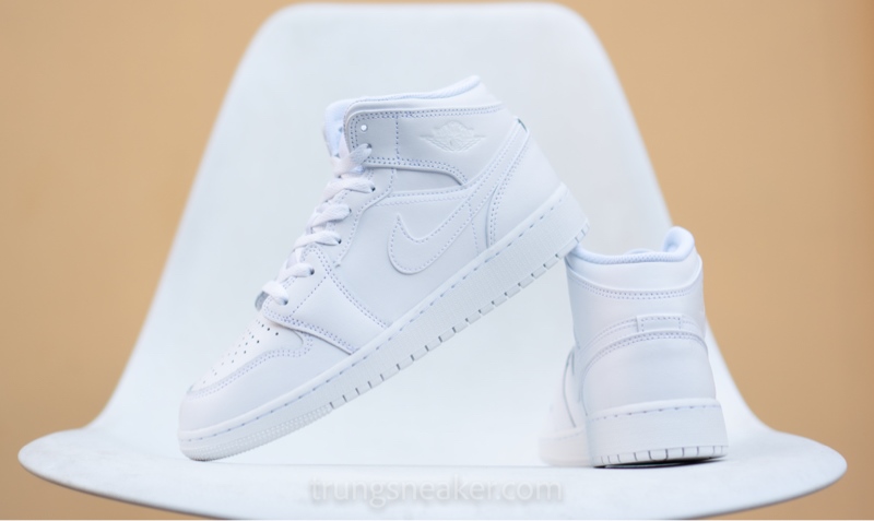 Giày Air Jordan 1 Mid Triple White 554725-136 - 38.5 Giày Air Jordan 1 Mid Triple White 554725-136 - 38.5
