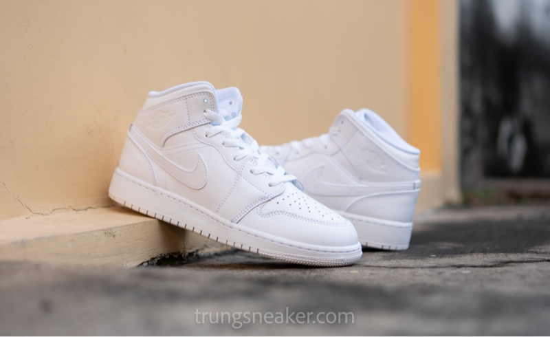 Giày Air Jordan 1 Mid Triple White 554725-136 - 38.5 Giày Air Jordan 1 Mid Triple White 554725-136 - 38.5