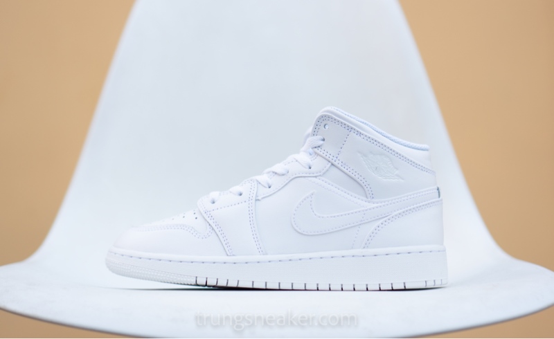 Giày Air Jordan 1 Mid Triple White 554725-136 - 38.5