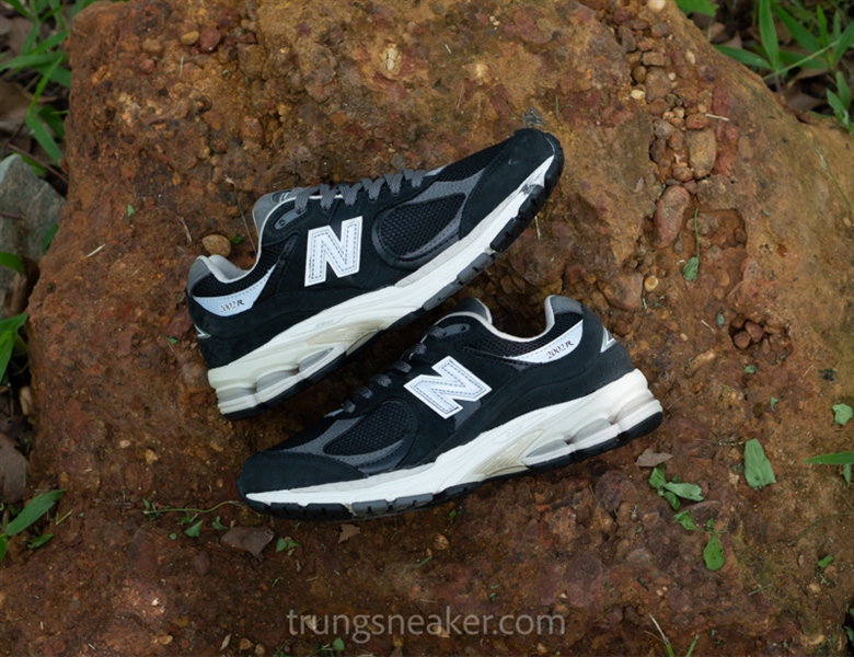 Giày New Balance 2002R Black White M2002RCN - 40 Giày New Balance 2002R Black White M2002RCN - 40