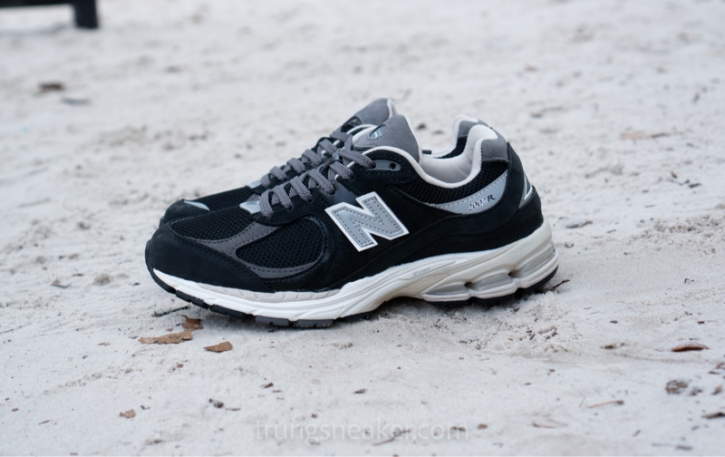 Giày New Balance 2002R Black White M2002RCN - 40