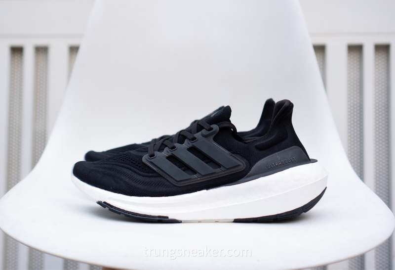 Giày chạy bộ Adidas UltraBoost light GY9353 - 42.5