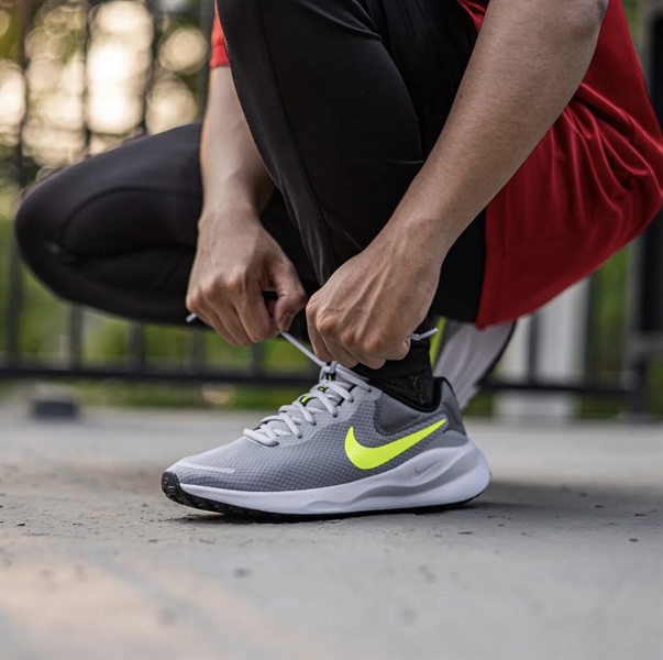 Giày chạy bộ Nike Revolution 7 Road Wolf Grey FB2207-002
