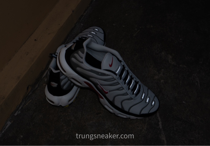 Giày Nike Air Max Plus Photon Dust Varsity Red DM0032-002 - 43 Giày Nike Air Max Plus Photon Dust Varsity Red DM0032-002 - 43
