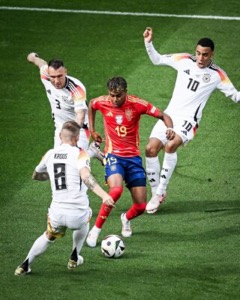 Phân tích giày và những khoảnh khắc ấn tượng Euro 2024 4 phan tich giay va nhung khoanh khac an tuong euro 2024 2