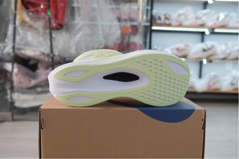 Giày chạy bộ Asics MAGIC SPEED 4 1011B875-100