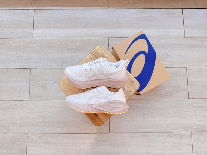 Giày chạy bộ Asics Novablast 5 White Fawn 1012B765-102 - 38