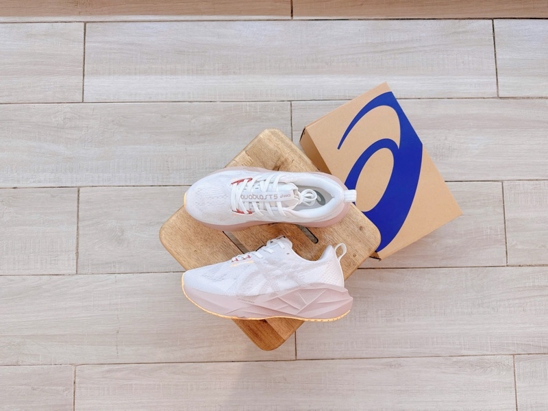 Giày chạy bộ Asics Novablast 5 White Fawn 1012B765-102 - 38