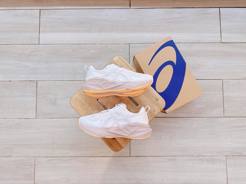 Giày chạy bộ Asics Novablast 5 White Fawn 1012B765-102
