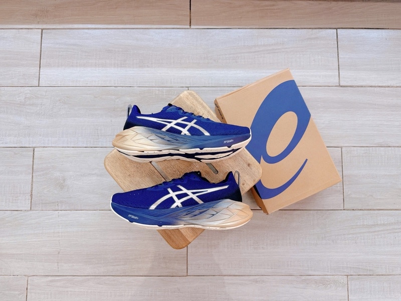Giày chạy bộ Asics Novablast 4 Platinum 1011B945-400