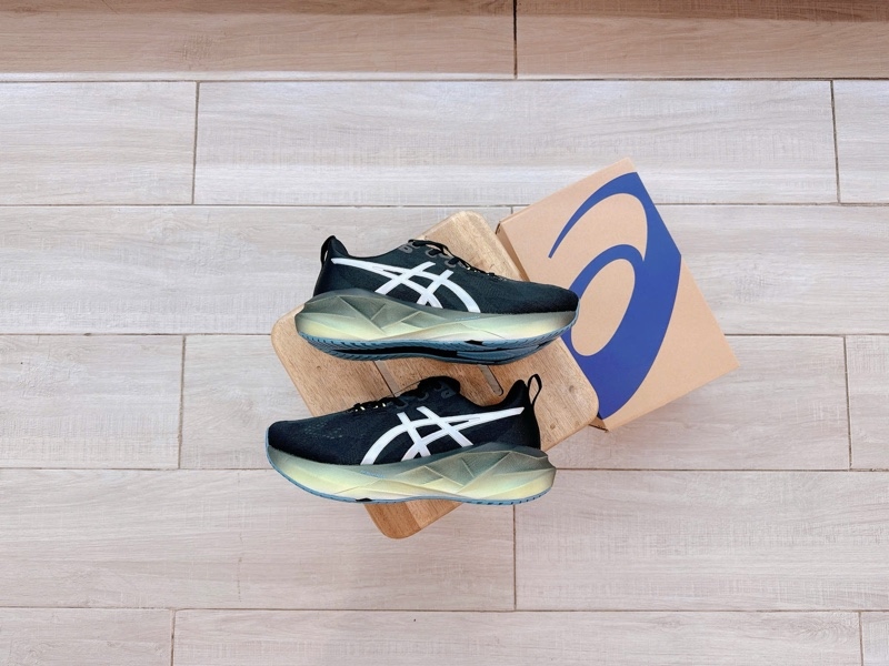 Giày chạy bộ Asics Novablast 5 Luxe Black 1011C031-001