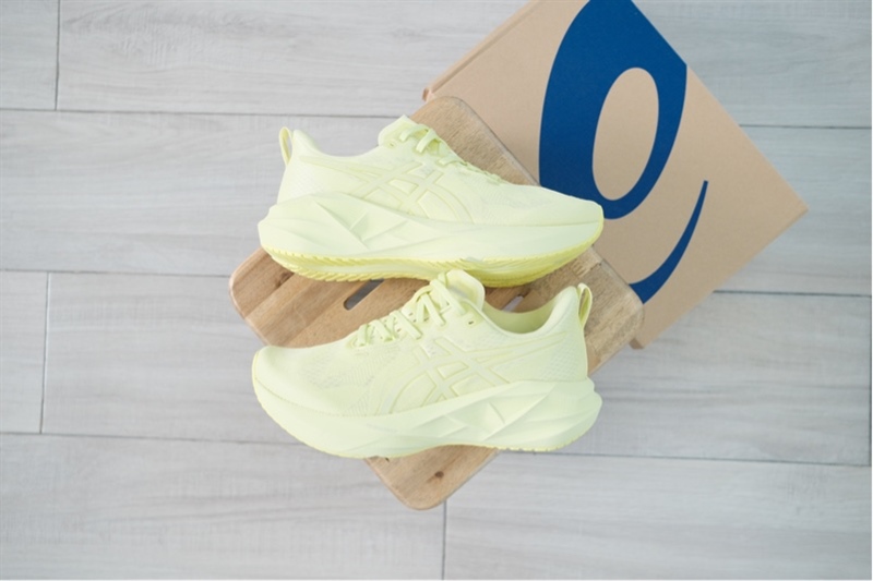 Giày chạy bộ Asics Novablast 5 Lite Show Yellow 1011C032-750