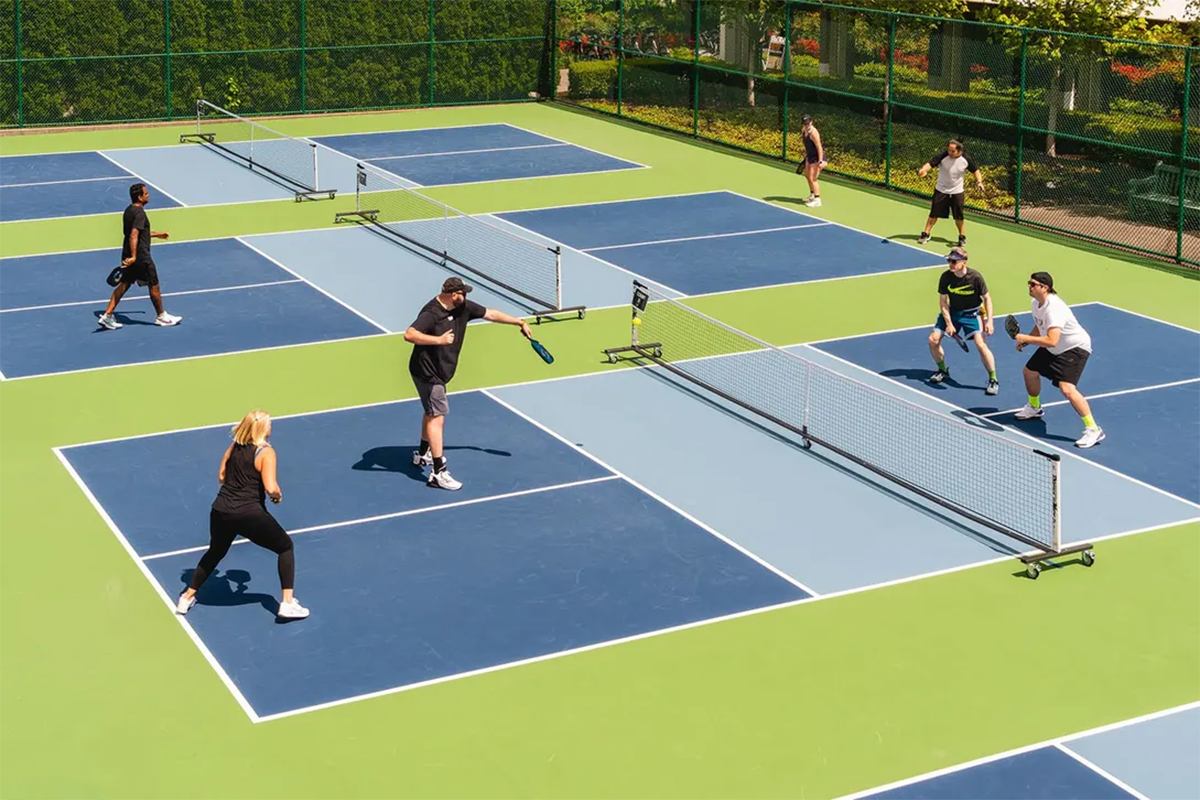 nam mac gi choi pickleball