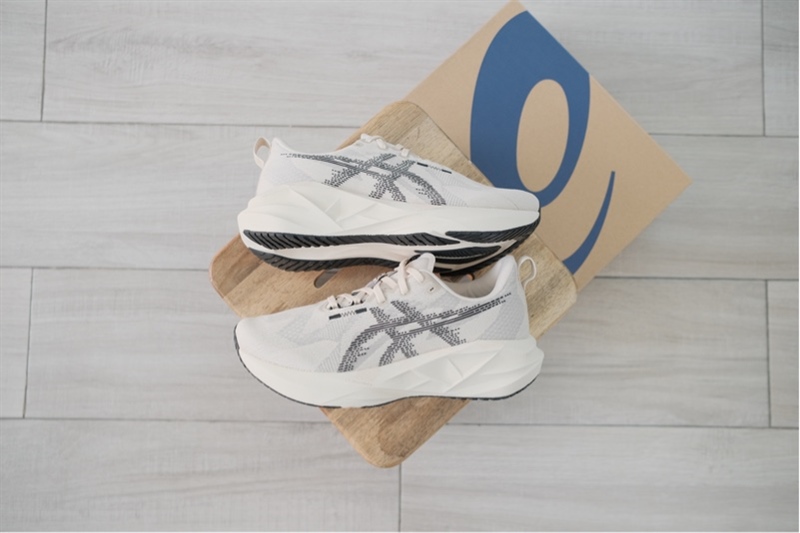 Giày chạy bộ Asics Novablast 5 Oatmeal Black 1011B974-250