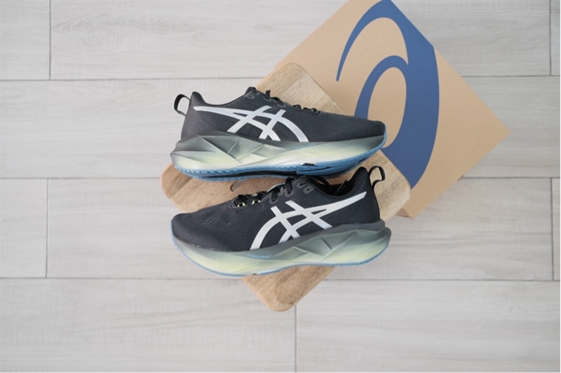 Giày chạy bộ Asics Novablast 5 Luxe Black 1011C031-001