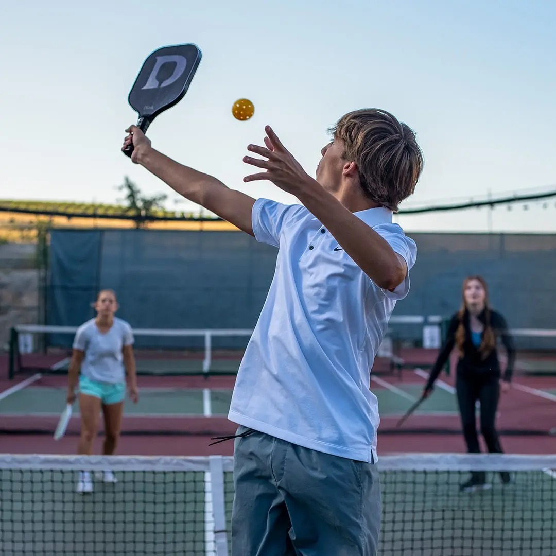 Tổng Hợp Các Thuật Ngữ Trong Pickleball Từ A-Z (Giải Thích Dễ Hiểu) 2 A man and two women playing pick 1