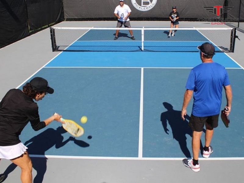chien thuat danh don trong pickleball huong dan toan dien de lam chu san dau