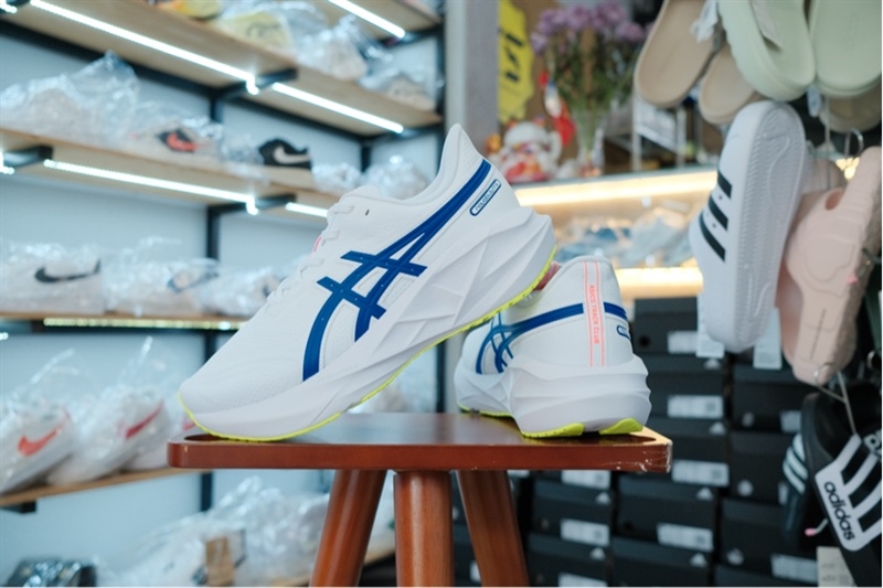 Giày chạy bộ Asics Novablast 5 ATC White 1011C137-100 Giày chạy bộ Asics Novablast 5 ATC White 1011C137-100
