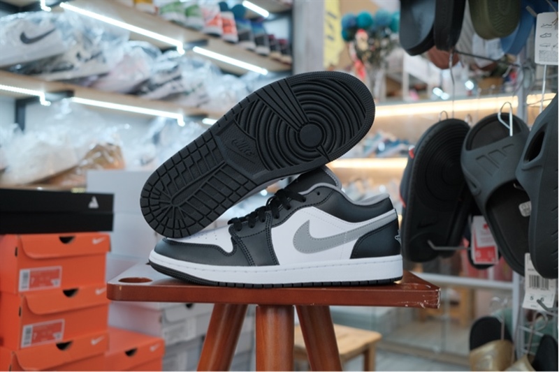 Giày Nike Air Jordan 1 Low Smoke Grey 553558-040 Giày Nike Air Jordan 1 Low Smoke Grey 553558-040
