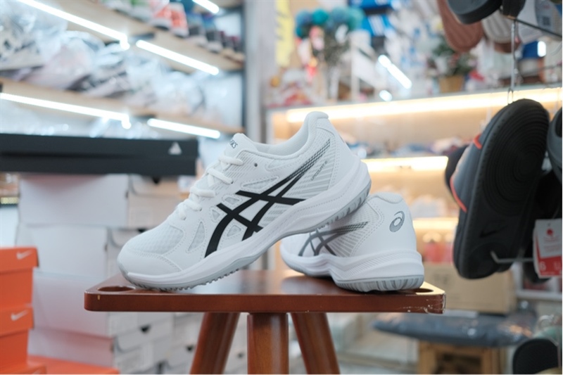 Giày Pickleball Tennis Asics Upcourt 6 White Black 1074A045-101 Giày Pickleball Tennis Asics Upcourt 6 White Black 1074A045-101