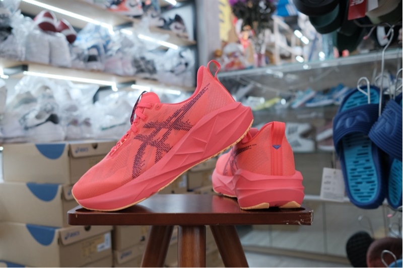 Giày Chạy Bộ Asics Novablast 5 Flash Red 1011B974-600 Giày Chạy Bộ Asics Novablast 5 Flash Red 1011B974-600