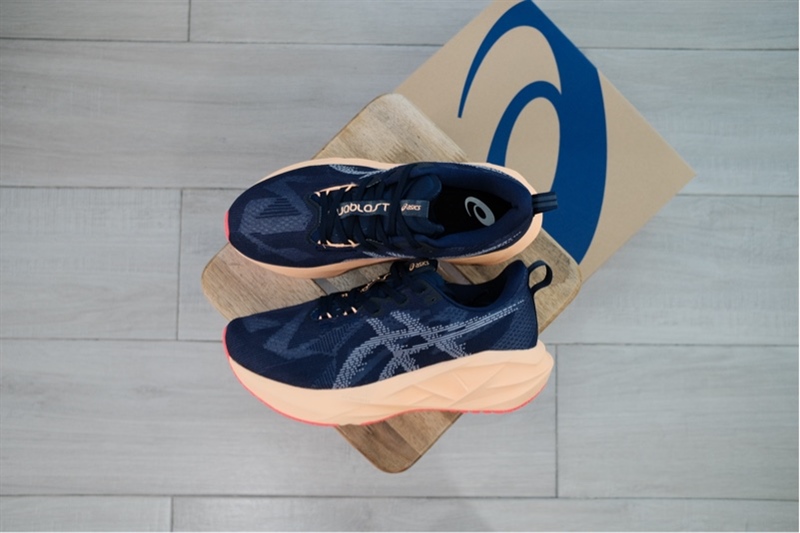 Giày chạy bộ Asics Novablast 5 Midnight Orange 1011B974-404 Giày chạy bộ Asics Novablast 5 Midnight Orange 1011B974-404