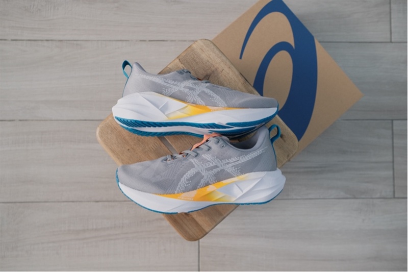 Giày chạy bộ Asics Novablast 5 Gravel White 1011B974-020