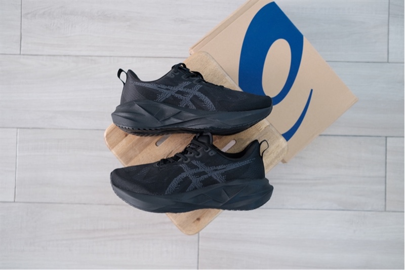 Giày chạy bộ Asics Novablast 5 Black 1011B974-002
