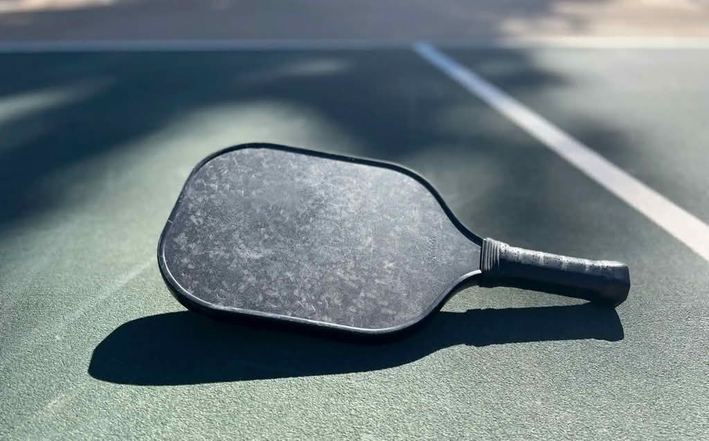 cach ve sinh mat vot pickleball chuan tang do xoay tuoi tho 3