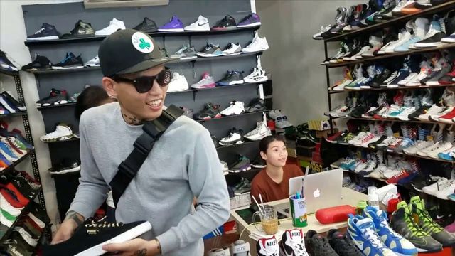 Tiệm giày 2hand chính hãng Trung Sneaker – Andy Vũ tham quan